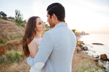 Romantik Çift ayakta sahilde evli