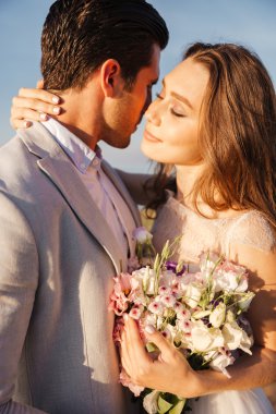 Sadece evli çift ayakta sahilde