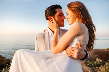 Çekici gelin ve damat sahilde evleniyor