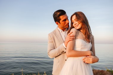 evli çift ayakta sahilde