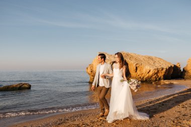 Sadece evli çift Sahilde yürüyüş