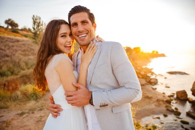 evli çift ayakta sahilde