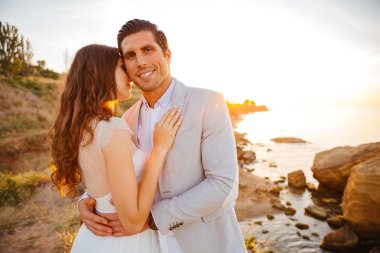 evli çift ayakta sahilde