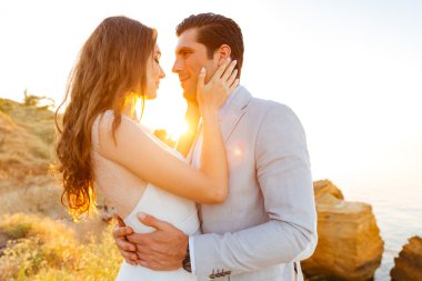 Sadece evli çift ayakta sahilde