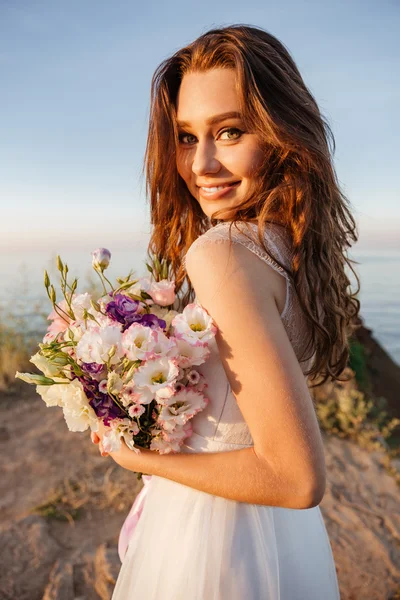 Porträt der schönen Braut am Strand — Stockfoto