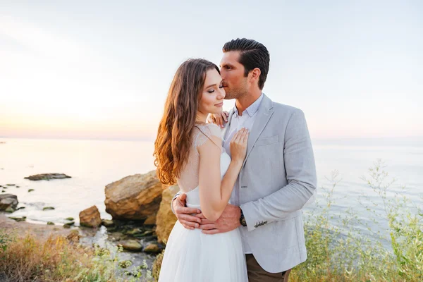Romantisch getrouwd paar zoenen op het strand — Stockfoto