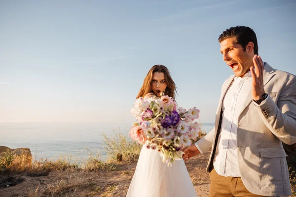 Happy net getrouwd jong bruidspaar vieren — Stockfoto