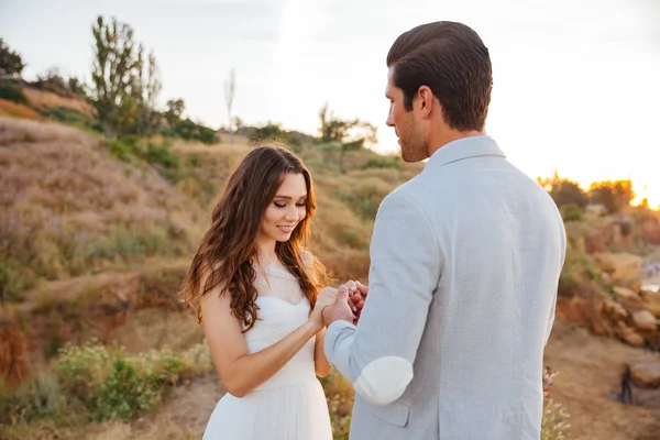 Feliz apenas casado jovem casal comemorando — Fotografia de Stock