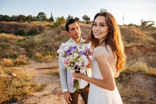 Happy gift bara unga bröllop par firar — Stockfoto