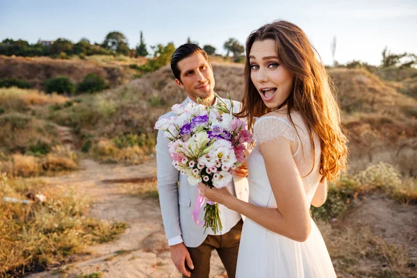 Happy gift bara unga bröllop par firar — Stockfoto