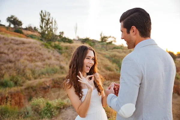 Feliz apenas casado jovem casal comemorando — Fotografia de Stock