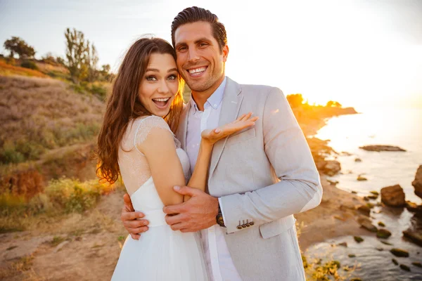 Fröhliches Ehepaar steht am Strand — Stockfoto