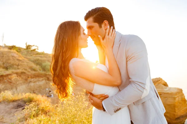 Pareja recién casada parada en la playa —  Fotos de Stock