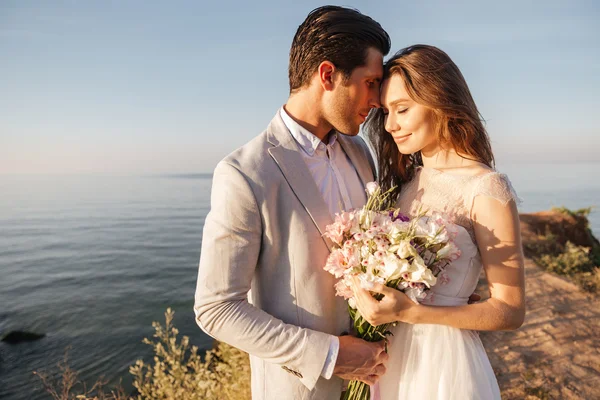 Feliz recém-casado jovem casal de casamento comemorando — Fotografia de Stock