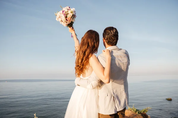 Arkadan bir romantik mutlu evli çift ayakta görünüşü — Stok fotoğraf