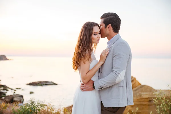 Романтическая супружеская пара целующаяся на пляже — стоковое фото