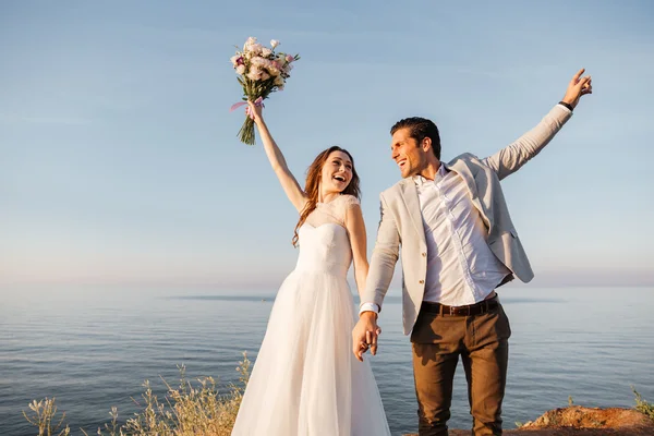Happy net getrouwd jong bruidspaar vieren — Stockfoto
