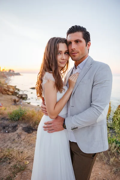 Romantisk gift par stående på stranden — Stockfoto