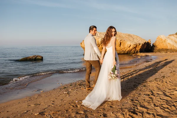 Casal apenas andando na praia — Fotografia de Stock