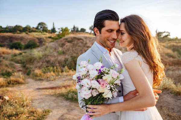 Feliz recém-casado jovem casal de casamento comemorando — Fotografia de Stock