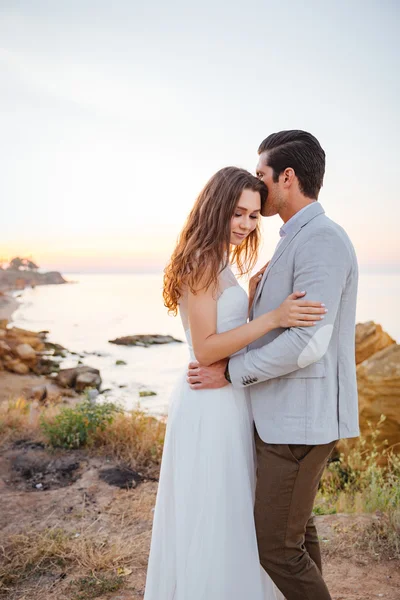 Romantische echtpaar zoenen en knuffelen op het strand — Stockfoto