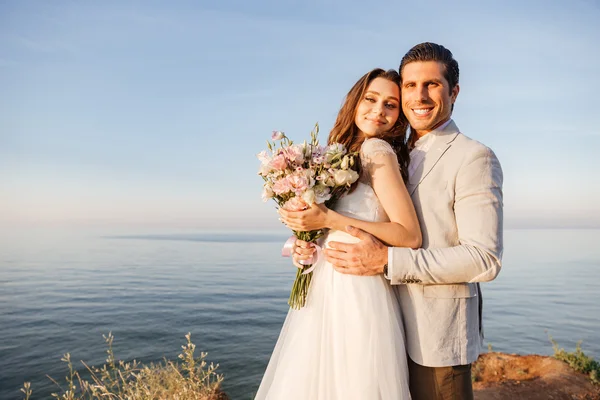 Feliz recém-casado jovem casal de casamento comemorando — Fotografia de Stock