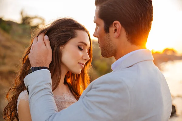 Retrato de cerca de una hermosa pareja casada — Foto de Stock