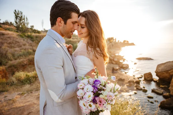 Feliz recém-casado jovem casal de casamento comemorando — Fotografia de Stock