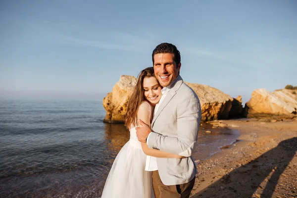 Feliz recém-casado jovem casal de casamento comemorando — Fotografia de Stock