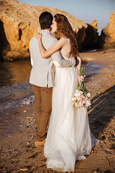 Achteraanzicht van een romantische gelukkig echtpaar staan — Stockfoto