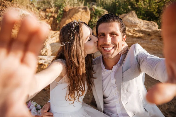 Feliz jovem casal fazendo selfie na praia — Fotografia de Stock