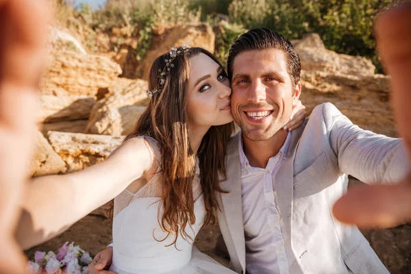 Feliz jovem casal fazendo selfie na praia — Fotografia de Stock