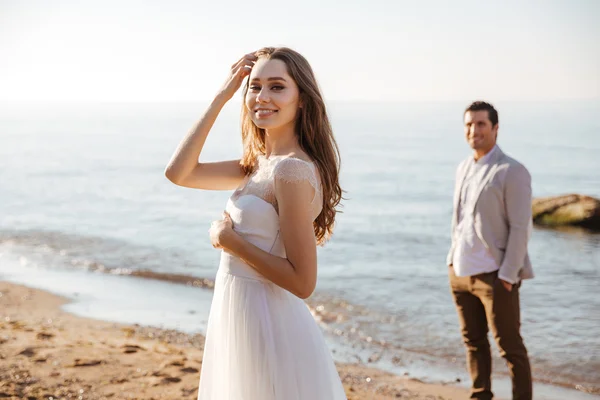 해변에는 아름 다운 결혼된 한 한 쌍의 초상화 — 스톡 사진