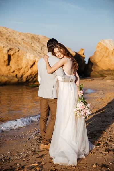 Baksidan på en romantisk lyckligt gift par stående — Stockfoto
