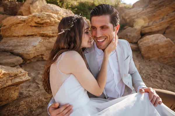 Happy net getrouwd jong bruidspaar vieren — Stockfoto