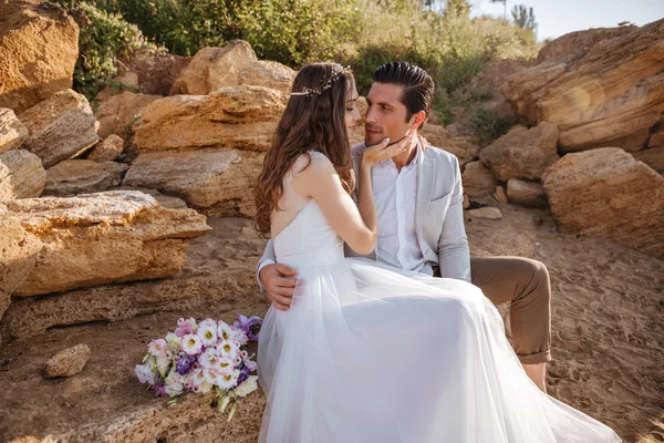 Casamento romântico casal sentado na praia — Fotografia de Stock