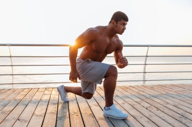 Sabah iskelede egzersizleri yapıyor Afrika adam atlet