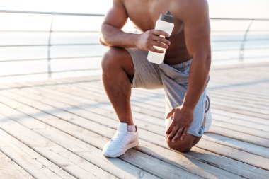 Rahat Afrikalı sporcu iskelede germe görüntü kırpılmış