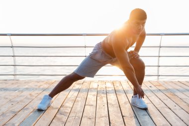 Egzersiz ve bacak germe gömleksiz Afrika yakışıklı