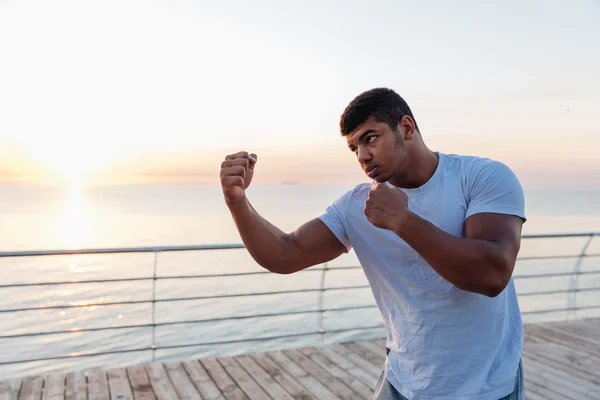 Hombre africano serio atleta boxeo al aire libre en la mañana — Foto de Stock