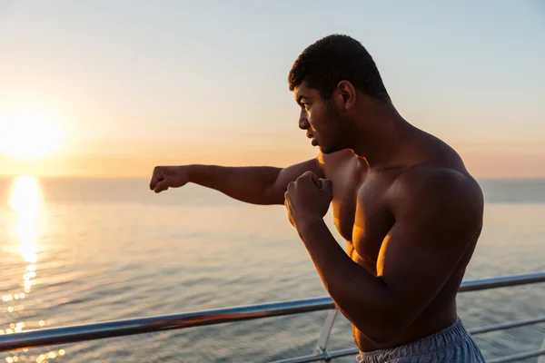 Silueta de atleta africano practicando boxeo de sombras al amanecer — Foto de Stock