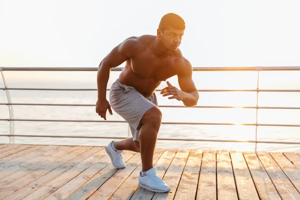 上半身裸のアフリカ男選手ウォーミング アップや桟橋でトレーニング — ストック写真
