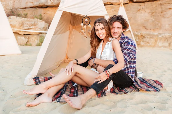 커플 앉아서 해변에 천막에서 수용 — 스톡 사진