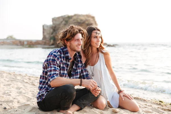 Casal sentado na praia juntos — Fotografia de Stock