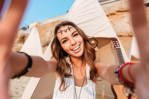 Allegro giovane donna prendendo selfie sulla spiaggia — Foto Stock