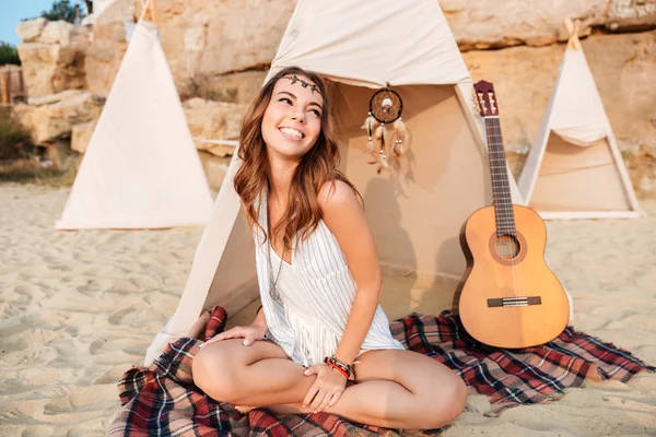 Lächelnde schöne Hippie-Mädchen, die sich im Strandzelt ausruhen — Stockfoto