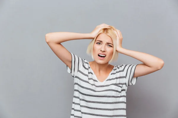 Bouleversé stressé jeune femme ayant un mal de tête — Photo