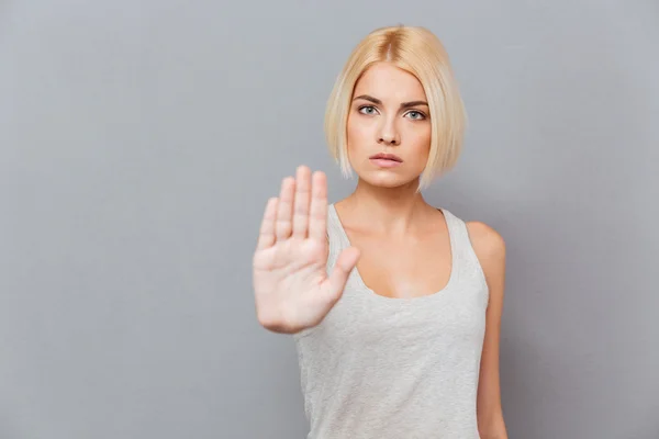 Strikte serieuze jonge vrouw toont stop gebaar — Stockfoto