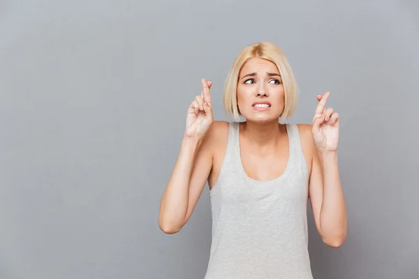 Nervöse junge Frau mit Daumen gedrückt — Stockfoto