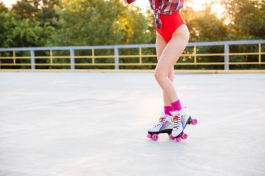 Bacaklar açık havada tekerlekli paten üzerinde paten Mayo içinde kadın